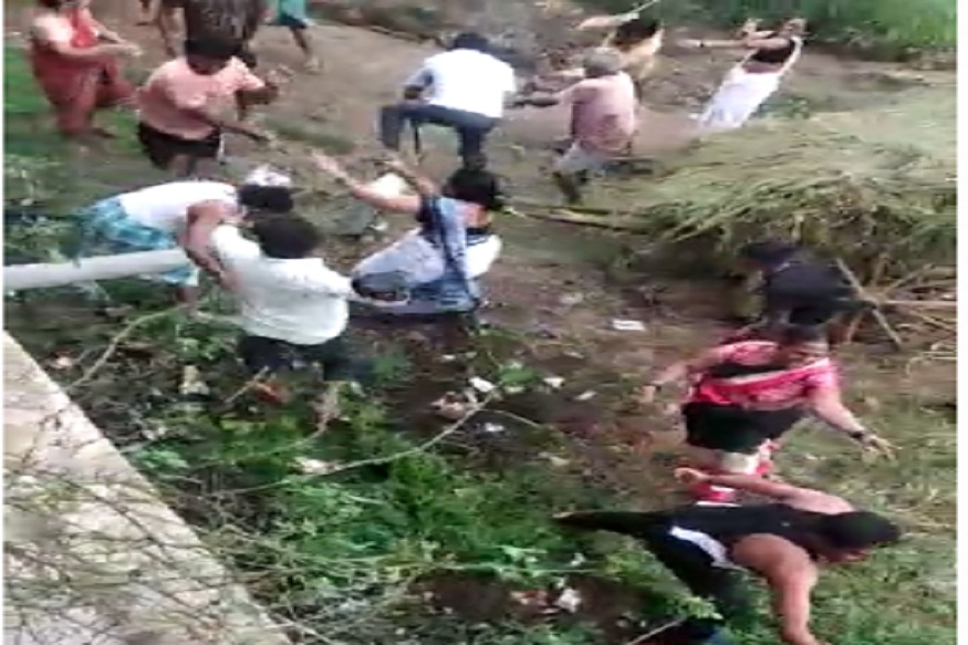 मुंबईजवळच्या शहरात दोन गटात फ्री स्टाईल हाणामारी, महिलांचाही समावेश; पाहा LIVE VIDEO