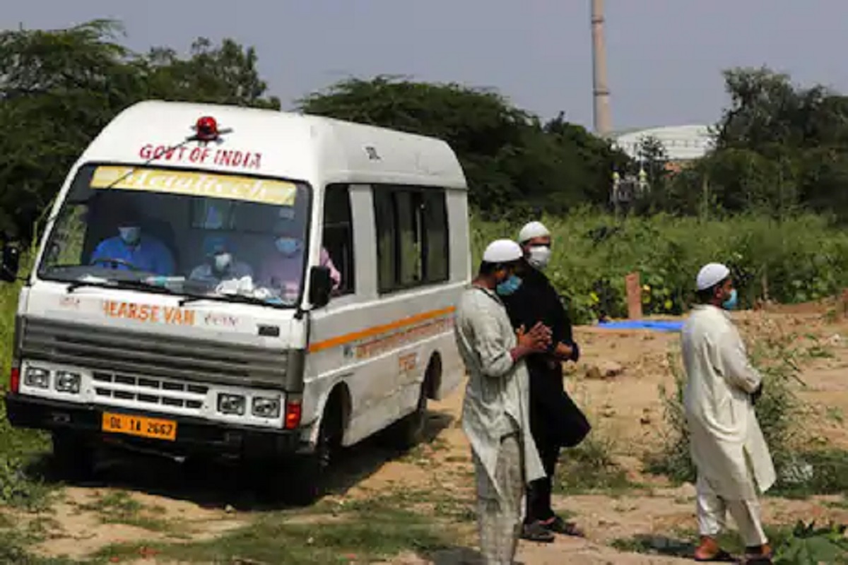 उपचारासाठी 200 कोरोना रुग्णांना पोहोचवलं रुग्णालयात, त्याच कोरोना योद्ध्याने गमावला जीव