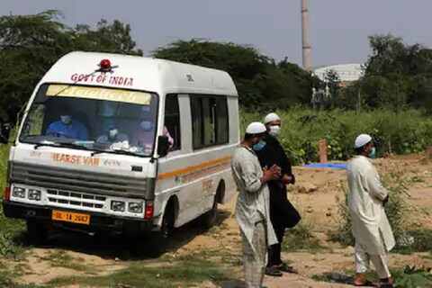 मुस्लिम असूनही त्यांनी हिंदूंवर अंत्यसंस्कार केले. या कोव्हिड यौद्धाच्या मृत्यूनंतर अनेकांनी दु:ख व्यक्त केले आहे. 