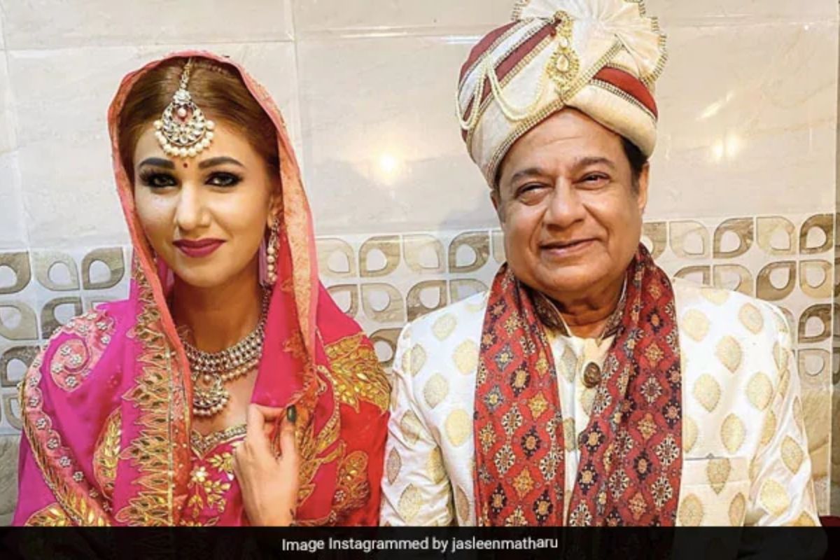 अनूप जलोटा (Anup Jalota) आणि जसलीन मथारू (Jasleen Matharu) नेहमीच चर्चेत असतात. दोघांचे फोटो सोशल मीडियावर व्हायरल होतात. जसलीन मथारू (Jasleen Matharu) हिने 'बिग बॉस 12' (Bigg Boss) मध्ये प्रसिद्ध गायक अनुप जलोटा (Anup Jalota) यांची गर्लफ्रेंड म्हणून एन्ट्री केली होती. अनूप जलोटा (Anup Jalota) आणि जसलीन मथारू (Jasleen Matharu) नेहमीच चर्चेत असतात. दोघांचे फोटो सोशल मीडियावर व्हायरल होतात. जसलीन मथारू (Jasleen Matharu) हिने 'बिग बॉस 12' (Bigg Boss) मध्ये प्रसिद्ध गायक अनुप जलोटा (Anup Jalota) यांची गर्लफ्रेंड म्हणून एन्ट्री केली होती.