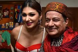 मिळालेल्या माहितीनुसार अनूप जलोटा (Anup Jalota) आणि जसलीन मथारू (Jasleen Matharu) लवकरच एकत्र एका चित्रपटात दिसून येणार आहेत. जसलीन मथारू हिने 11 व्या वर्षापासून शास्त्रीय आणि पश्चिमी संगीत शिकवणं सुरू केलं आणि 16 व्या वर्षात त्यांनी इंटर कॉलेज गायन प्रतियोगितेत सर्वश्रेष्ठ महिला गायिकेचा पुरस्कार पटाकवला. बिग बॉस 12 मध्ये अनूप जलोटा यांच्यासोबत जोडीमध्ये दिसल्यानंतर जसलीन मथारू चर्चेत आली होती. दोघांच्या मैत्रीबाबत अनेक सवाल उपस्थित करण्यात आले आहे. केवळ शोसाठी जोडी होऊन आल्याचे अनूप जलोटा यांनी सांगितले होते. मिळालेल्या माहितीनुसार अनूप जलोटा (Anup Jalota) आणि जसलीन मथारू (Jasleen Matharu) लवकरच एकत्र एका चित्रपटात दिसून येणार आहेत. जसलीन मथारू हिने 11 व्या वर्षापासून शास्त्रीय आणि पश्चिमी संगीत शिकवणं सुरू केलं आणि 16 व्या वर्षात त्यांनी इंटर कॉलेज गायन प्रतियोगितेत सर्वश्रेष्ठ महिला गायिकेचा पुरस्कार पटाकवला. बिग बॉस 12 मध्ये अनूप जलोटा यांच्यासोबत जोडीमध्ये दिसल्यानंतर जसलीन मथारू चर्चेत आली होती. दोघांच्या मैत्रीबाबत अनेक सवाल उपस्थित करण्यात आले आहे. केवळ शोसाठी जोडी होऊन आल्याचे अनूप जलोटा यांनी सांगितले होते.