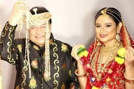अनूप जलोटा (Anup Jalota) आणि जसलीन मथारू (Jasleen Matharu) यांचे काही फोटो सध्या चर्चेत आहेत. हे फोटो पाहून चाहत्यांना धक्का बसला आहे. या फोटोमध्ये अनूप जलोटा यांनी डोक्यावर सेहरा (मुंडावळ्या) घातल्या आहेत. सोबतच सलीन मथारू नवरीच्या वेशात दिसत आहे. यादरम्यान दोघेही खूप आनंदात दिसत आहेत. जसलीन मथारूने हे फोटो आपल्या इन्स्टाग्राम अकाऊंटवरुन शेअऱ केले आहेत. मात्र त्यांनी या फोटोला कोणतेही कॅप्शन दिलेले नाही. अनूप जलोटा (Anup Jalota) आणि जसलीन मथारू (Jasleen Matharu) यांचे काही फोटो सध्या चर्चेत आहेत. हे फोटो पाहून चाहत्यांना धक्का बसला आहे. या फोटोमध्ये अनूप जलोटा यांनी डोक्यावर सेहरा (मुंडावळ्या) घातल्या आहेत. सोबतच सलीन मथारू नवरीच्या वेशात दिसत आहे. यादरम्यान दोघेही खूप आनंदात दिसत आहेत. जसलीन मथारूने हे फोटो आपल्या इन्स्टाग्राम अकाऊंटवरुन शेअऱ केले आहेत. मात्र त्यांनी या फोटोला कोणतेही कॅप्शन दिलेले नाही.