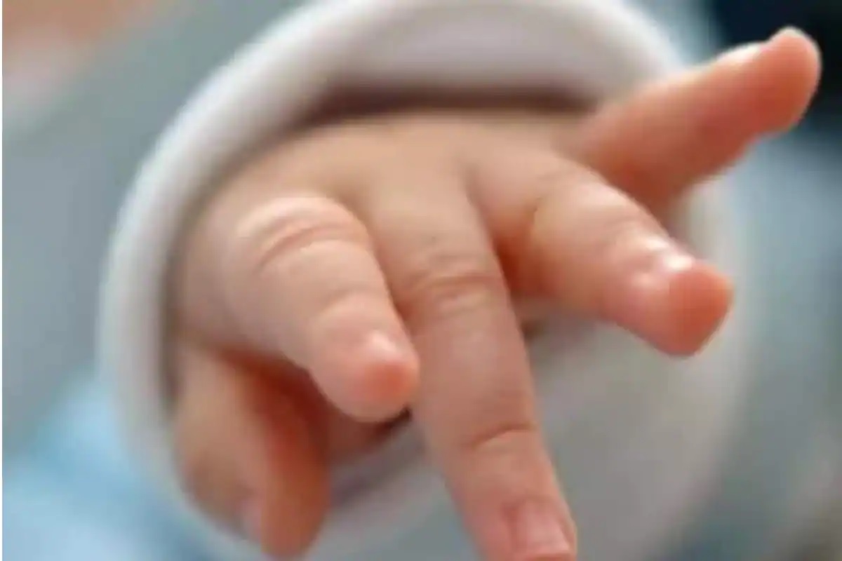 संतापजनक! नशेद धुंद होती आई; दीड महिन्याच्या चिमुकलीचा भुकेनं मृत्यू, मृतदेहाशेजारी दारू पित बसली