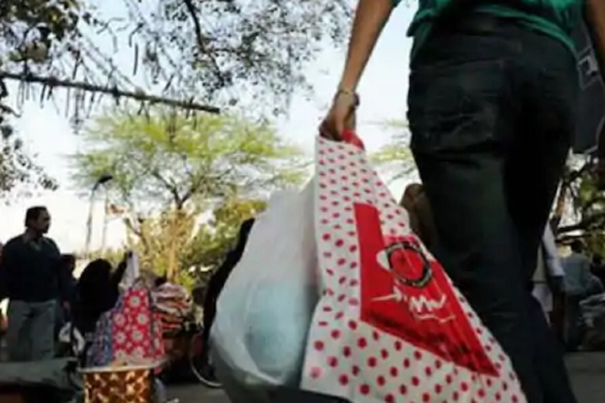 दुकानदार तुमच्याकडून कॅरी बॅगचे जास्त पैसे घेतो? आता इथं करा तक्रार; होणार कारवाई