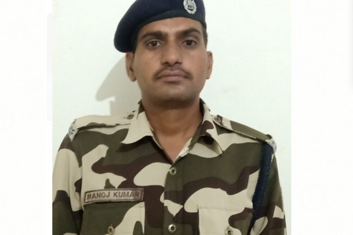 CISF च्या जवानाने तत्परता दाखवित वाचवले प्रवाशाचे प्राण; CCTV मध्ये कैद झाला संपूर्ण घटनाक्रम