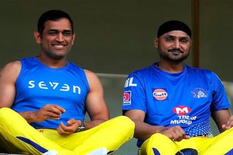 आयपीएल (IPL 2020)मधून माघार घेतलेला हरभजन सिंग (Harbhajan Singh)धोनीच्या चाहत्यांच्या निशाण्यावर आला आहे.