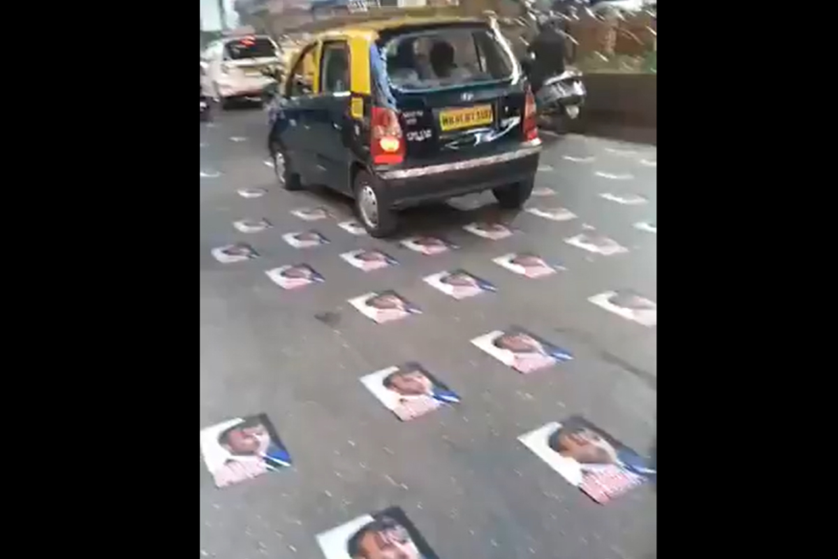 फ्रान्स हल्ल्याचे मुंबईत पडसाद, रझा अकादमीने मॅक्रॉन यांचे पोस्टर पायदळी तुडवले