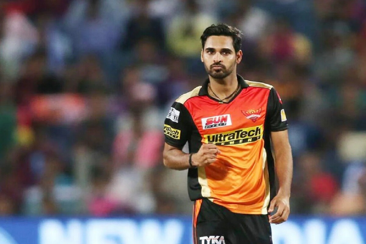 याआधी चेन्नई सुपर किंग्स (CSK vs SRH) विरुद्धच्या सामन्यात भुवनेश्वर दुखापतग्रस्त झाला. फिजीओंच्या उपचारानंतरही तीन वेळा त्याने ओव्हर पूर्ण करण्याचा प्रयत्न केला पण त्यात त्याला अपयश आले. त्यानंतर भुवनेश्वर टूर्नामेंटबाहेर झाला. हा हैदराबादसाठी मोठा झटका होता याआधी चेन्नई सुपर किंग्स (CSK vs SRH) विरुद्धच्या सामन्यात भुवनेश्वर दुखापतग्रस्त झाला. फिजीओंच्या उपचारानंतरही तीन वेळा त्याने ओव्हर पूर्ण करण्याचा प्रयत्न केला पण त्यात त्याला अपयश आले. त्यानंतर भुवनेश्वर टूर्नामेंटबाहेर झाला. हा हैदराबादसाठी मोठा झटका होता