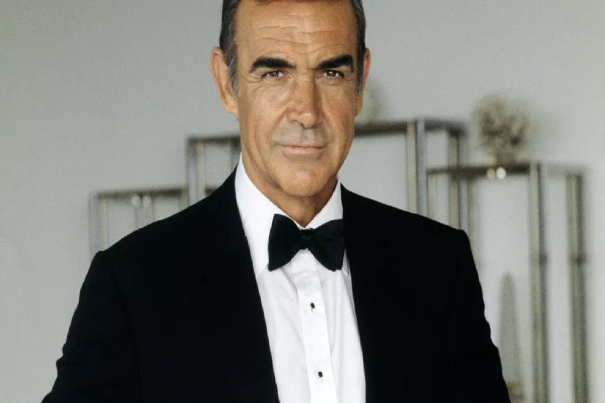 Sean Connery यांचा जन्म 1930 मध्ये स्कॉटलंडमधल्या एडिंबरा शहरात झाला. अत्यंत गरिबीच्या परिस्थितीमुळे ते शवपेट्यांना पॉलिश करायचं काम करायचे. कधी दूधवाला, तर कधी लाईफगार्ड म्हणूनही त्यांनी काम केलं. पण बॉडीबिल्डिंगची त्यांची आवड त्यांना चंदेरी दुनियेपर्यंत घेऊन गेली. Sean Connery यांचा जन्म 1930 मध्ये स्कॉटलंडमधल्या एडिंबरा शहरात झाला. अत्यंत गरिबीच्या परिस्थितीमुळे ते शवपेट्यांना पॉलिश करायचं काम करायचे. कधी दूधवाला, तर कधी लाईफगार्ड म्हणूनही त्यांनी काम केलं. पण बॉडीबिल्डिंगची त्यांची आवड त्यांना चंदेरी दुनियेपर्यंत घेऊन गेली.