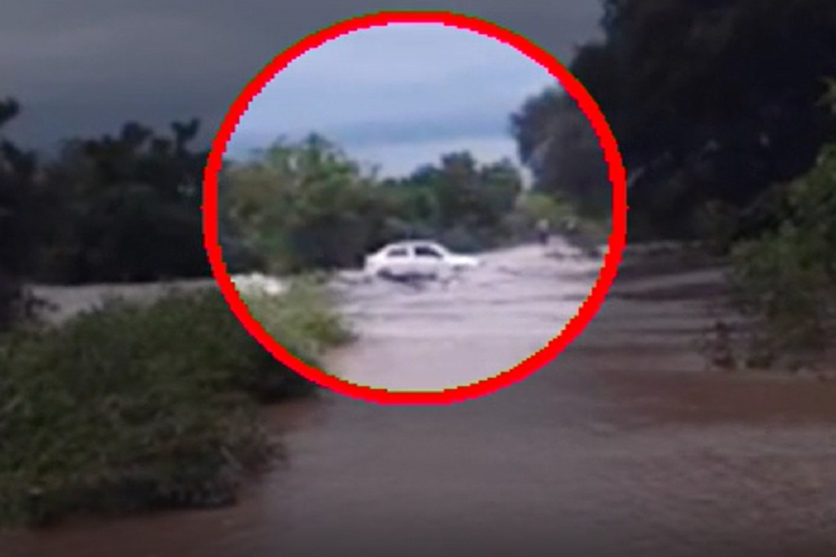 खतरनाक! पुरातून गाडी काढताना अचानक प्रवाह वाढला आणि जे घडलं तो VIDEO पाहून बसेल धक्का
