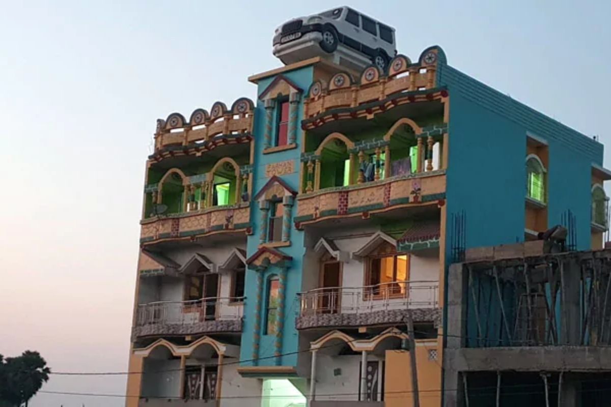 अवलियाच आहे! महिंद्राच्या स्कॉर्पियोवर जडला बायकोचा जीव; नवऱ्याने बिल्डिंगच्या गच्चीवरच केलीये पार्क