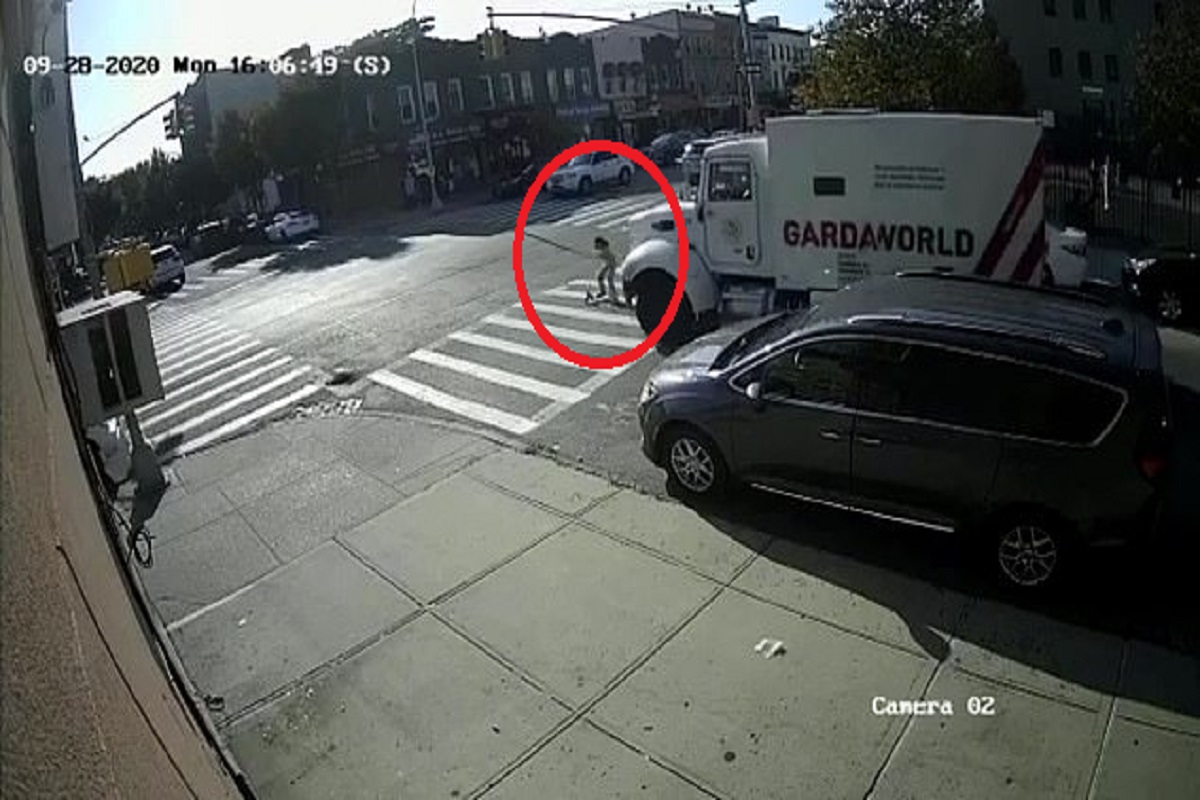 हृदयाचे ठोके वाढवणारा CCTV VIDEO, आईचा हात सोडून रस्ता क्रॉस करताना समोरून आला ट्रक आणि...