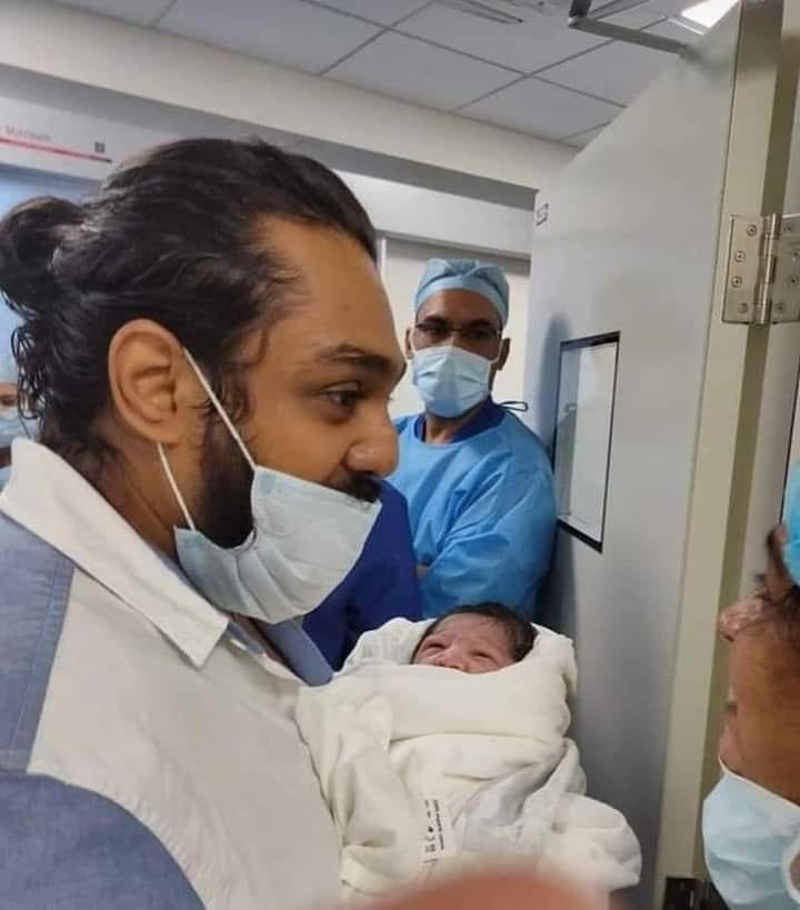 आज चिरंजीवी आणि मेघनाच्या प्रेमाचं प्रतीक असलेलं त्यांचं बाळ या जगात आलं आहे. चिरंजीवीचा भाऊ ध्रुव सरजा बाळाला आपल्या हातात घेऊन दिसला.(फोटो सौजन्य : इन्स्टाग्राम/Fimyduniya 66) आज चिरंजीवी आणि मेघनाच्या प्रेमाचं प्रतीक असलेलं त्यांचं बाळ या जगात आलं आहे. चिरंजीवीचा भाऊ ध्रुव सरजा बाळाला आपल्या हातात घेऊन दिसला.(फोटो सौजन्य : इन्स्टाग्राम/Fimyduniya 66)