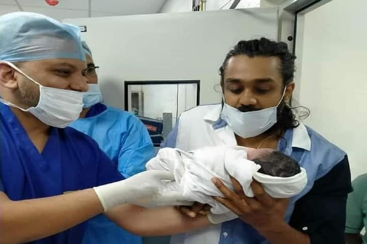 कन्नड अभिनेता चिरंजीवी सरजाच्या (Chiranjeevi Sarja) मृत्यूनंतर शांत झालेल्या त्याच्या घरात आज ज्युनिअर चिरंजीवीचा आवाज घुमू लागला आहे. चिरंजीवीची पत्नी मेघना राजने (Meghana Raj) एका गोंडस बाळाला जन्म (baby boy) दिला आहे. सोशल मीडियावर ही गोड बातमी देण्यात आली आहे.(फोटो सौजन्य : इन्स्टाग्राम/Fimyduniya 66) कन्नड अभिनेता चिरंजीवी सरजाच्या (Chiranjeevi Sarja) मृत्यूनंतर शांत झालेल्या त्याच्या घरात आज ज्युनिअर चिरंजीवीचा आवाज घुमू लागला आहे. चिरंजीवीची पत्नी मेघना राजने (Meghana Raj) एका गोंडस बाळाला जन्म (baby boy) दिला आहे. सोशल मीडियावर ही गोड बातमी देण्यात आली आहे.(फोटो सौजन्य : इन्स्टाग्राम/Fimyduniya 66)