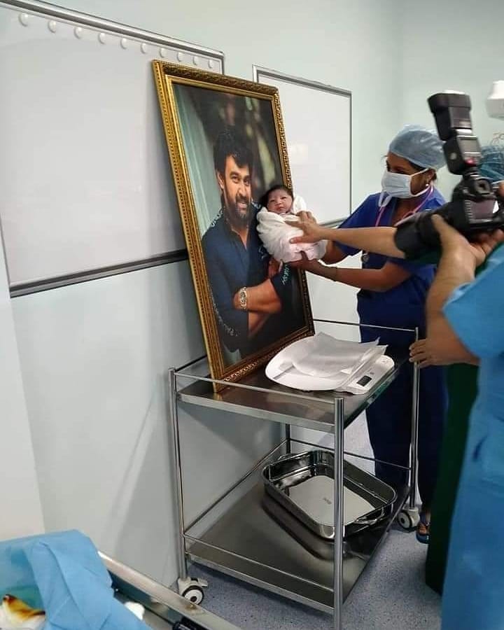 चिरंजीवीच्या बाळाचा हा फोटो पाहिल्यानंतर त्याचे चाहते खूप इमोशन झाले आहेत. चिरंजीवीच्या बाळाला त्याच्या फोटोसमोर नेण्यात आलं. जणू हे बाळ त्याच्या कुशीत आहे आणि चिरंजीवीच्या चेहऱ्यावर आपण बाबा झाल्याचा आनंद दिसून येतो आहे.(फोटो सौजन्य : इन्स्टाग्राम/Fimyduniya 66) चिरंजीवीच्या बाळाचा हा फोटो पाहिल्यानंतर त्याचे चाहते खूप इमोशन झाले आहेत. चिरंजीवीच्या बाळाला त्याच्या फोटोसमोर नेण्यात आलं. जणू हे बाळ त्याच्या कुशीत आहे आणि चिरंजीवीच्या चेहऱ्यावर आपण बाबा झाल्याचा आनंद दिसून येतो आहे.(फोटो सौजन्य : इन्स्टाग्राम/Fimyduniya 66)