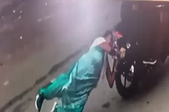 धक्कादायक VIDEO! साखळी चोरांनी चेन ऐवजी पकडला महिलेचा गळा; बाईकवरून खेचलं आणि...