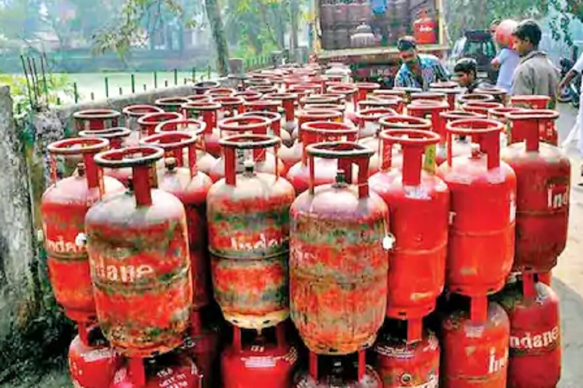 1 नोव्हेंबरपासून LPG सिलेंडरच्या (LPG Cylinder delivery) होम डिलिव्हरीची प्रक्रिया बदलणार आहे. तेल कंपन्या LPG सिलेंडरचं नवं डिलिव्हरी सिस्टम (Delivery System) लागू करणार आहेत. सिलेंडरची होम डिलिव्हरी 1 नोव्हेंबरपासून OTP द्वारे केली जाणार आहे. या सिस्टममध्ये आता केवळ बुकिंग केल्यानंतर काम होणार नाही तर, ज्यावेळी सिलेंडरची डिलिव्हरी करणारा व्यक्ती घरी पोहचेल, त्यावेळी त्याला OTP सांगावा लागेल. त्यानंतरच सिलेंडर दिला जाईल.