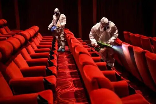 सिनेमा हॉलमध्ये एका सीट सोडून प्रेक्षकांना बसवण्यात येणार आहे. 50 टक्के क्षमतेसह सिनेमा हॉल खुली केली जाणार आहेत. 
