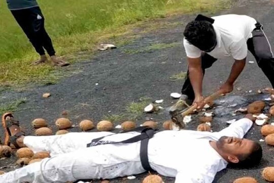 डोळ्यांवर पट्टी, हातात हातोडा; व्यक्तीभोवती पसरलेले नारळ फोडताना VIDEO पाहूनच भरेल धडकी
