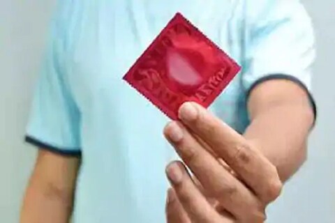 फ्लेवर्डपासून डॉटेडपर्यंत कंडोमचे अनेक प्रकार दुकानांमध्ये उपलब्ध आहेत. 