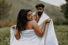 तलाव ते जंगल! या कपलच्या हॉट फोटोशूटनं सोशल मीडियावर घातला राडा