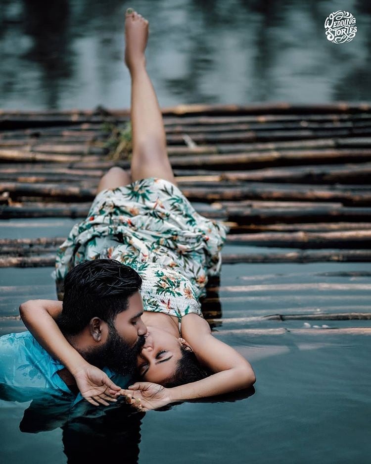 एवढेच नाही तर या दोघांनी तलावाजवळही हॉट फोटोशूट केले. यात दोघांनी एकमेंकाना किस करतानाचा फोटो काढला आहे. एवढेच नाही तर या दोघांनी तलावाजवळही हॉट फोटोशूट केले. यात दोघांनी एकमेंकाना किस करतानाचा फोटो काढला आहे.