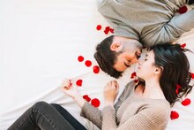 World Sleep Day:जोडीदारासोबत झोपण्याची सवय तुम्हाला ठेवेल निरोगी, वाचा 5 फायदे