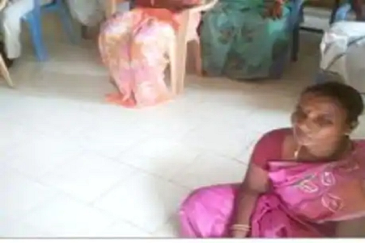 लज्जास्पद! बैठकीत सगळ्यांना बसायला खुर्च्या, दलित महिलेला मात्र जमिनीवर बसवलं