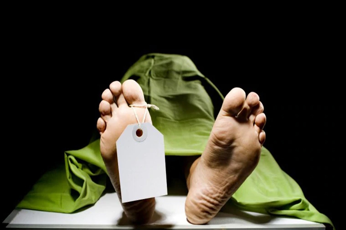 कचरा वेचणाऱ्या मंजुनं रस्त्यातचं सोडला जीव; 5 वर्षांचा मुलगा आई उठायची वाट पाहत राहिला, मात्र...