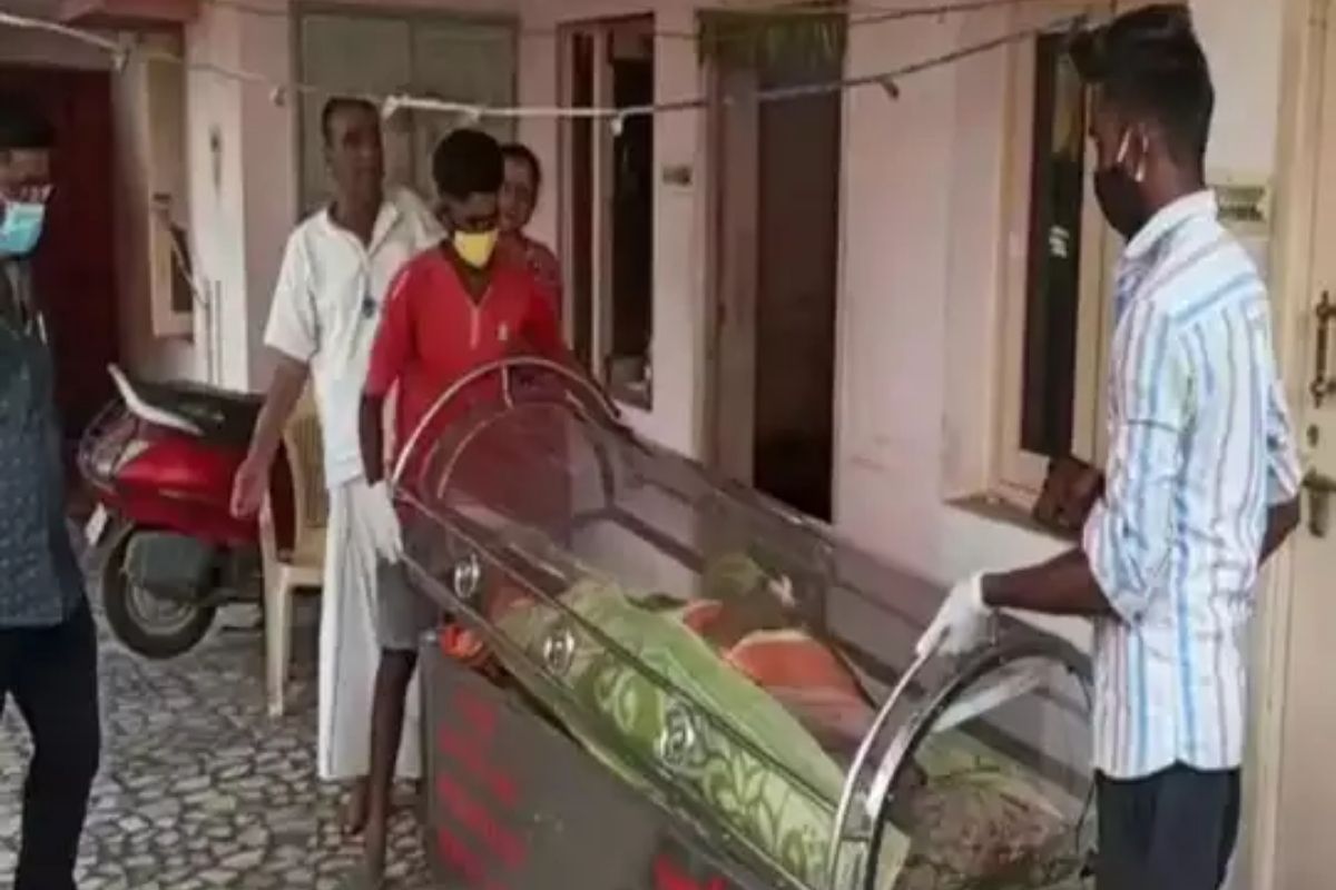 मृत समजून 73 वर्षीय ज्येष्ठ 20 तास फ्रीजर बॉक्समध्ये; सकाळी पाहून बसला धक्का