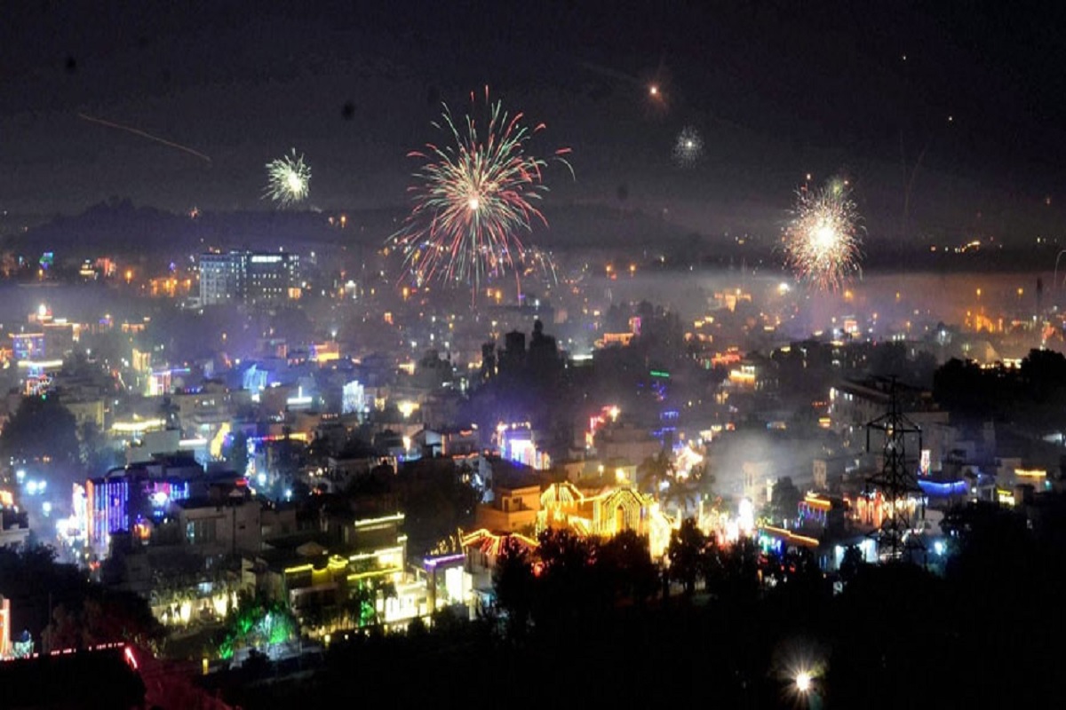 Eco-Friendly Diwali : ग्रीन फटाक्यांमध्ये असं असतं तरी काय ज्यामुळे कमी होतं प्रदूषण?