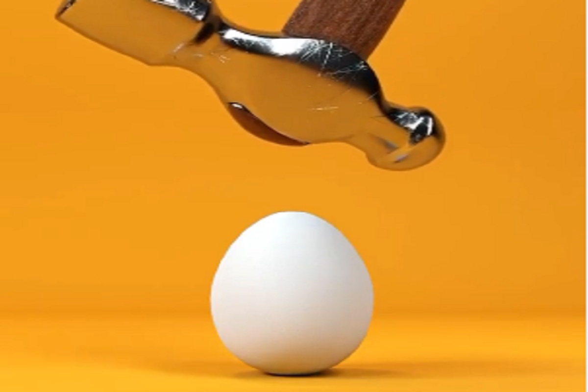 अंड्यावर हातोडा पडला तर काय होईल? व्हायरल VIDEOमधील अनपेक्षित ट्विस्टमुळे नेटकरी हैराण