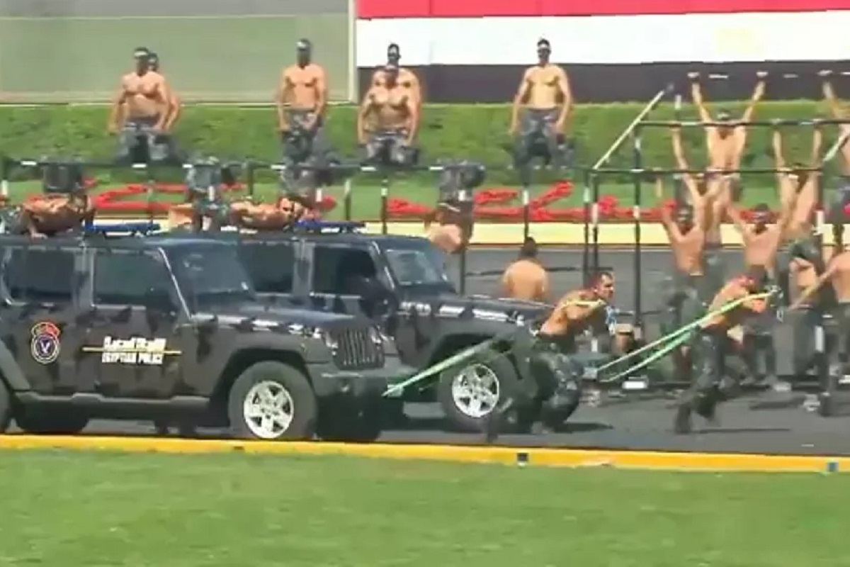 बाबो! पिळदार शरीर, 6 पॅक अॅब्स असलेल्या पोलिसांची परेड पाहून व्हाल शॉक; VIDEO VIRAL