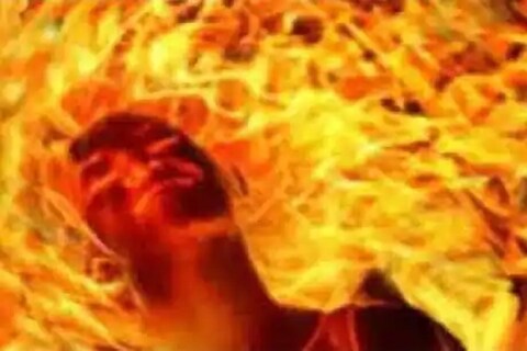 Widow Burn Alive: उधारीचे पैसे (Borrowed money) परत मागण्यासाठी गेलेल्या एका विधवा महिलेला (Widow Women On fire) आरोपीनं जीवंत जाळलं आहे. या दुर्दैवी घटनेत संबंधित महिला 80 टक्के भाजली होती. उपचारा दरम्यान तिचा मृत्यू (Death) झाला आहे.