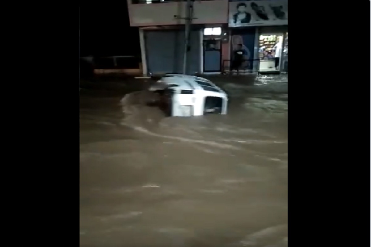 पुणे जिल्ह्यात पोहोचलं तुफान! कार गेली वाहून पाहा VIDEO; सोलापूर महामार्ग ठप्प