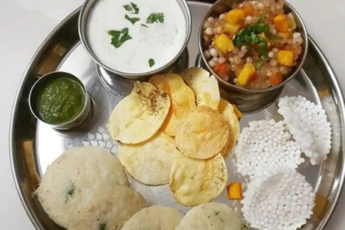 त्यानंतर ब्रेकफास्टमध्ये शिंगाडा पिठाची भजी, साबुदाणा खिचडी, दही आणि रताळं, चणापुरी किंवा हलवा खाऊ शकता. त्यानंतर ब्रेकफास्टमध्ये शिंगाडा पिठाची भजी, साबुदाणा खिचडी, दही आणि रताळं, चणापुरी किंवा हलवा खाऊ शकता.
