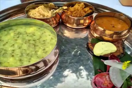 दुपारच्या जेवणात बटाटा किंवा अरेबीच्या भाजीसह राजगिरा किंवा शिंगाडा पिठाची रोटी खा. उपवासाचं थालीपीठ बनवून खा. वरीचे तांदूळ आणि कढी असा आहार असावा. दुपारच्या जेवणात बटाटा किंवा अरेबीच्या भाजीसह राजगिरा किंवा शिंगाडा पिठाची रोटी खा. उपवासाचं थालीपीठ बनवून खा. वरीचे तांदूळ आणि कढी असा आहार असावा.
