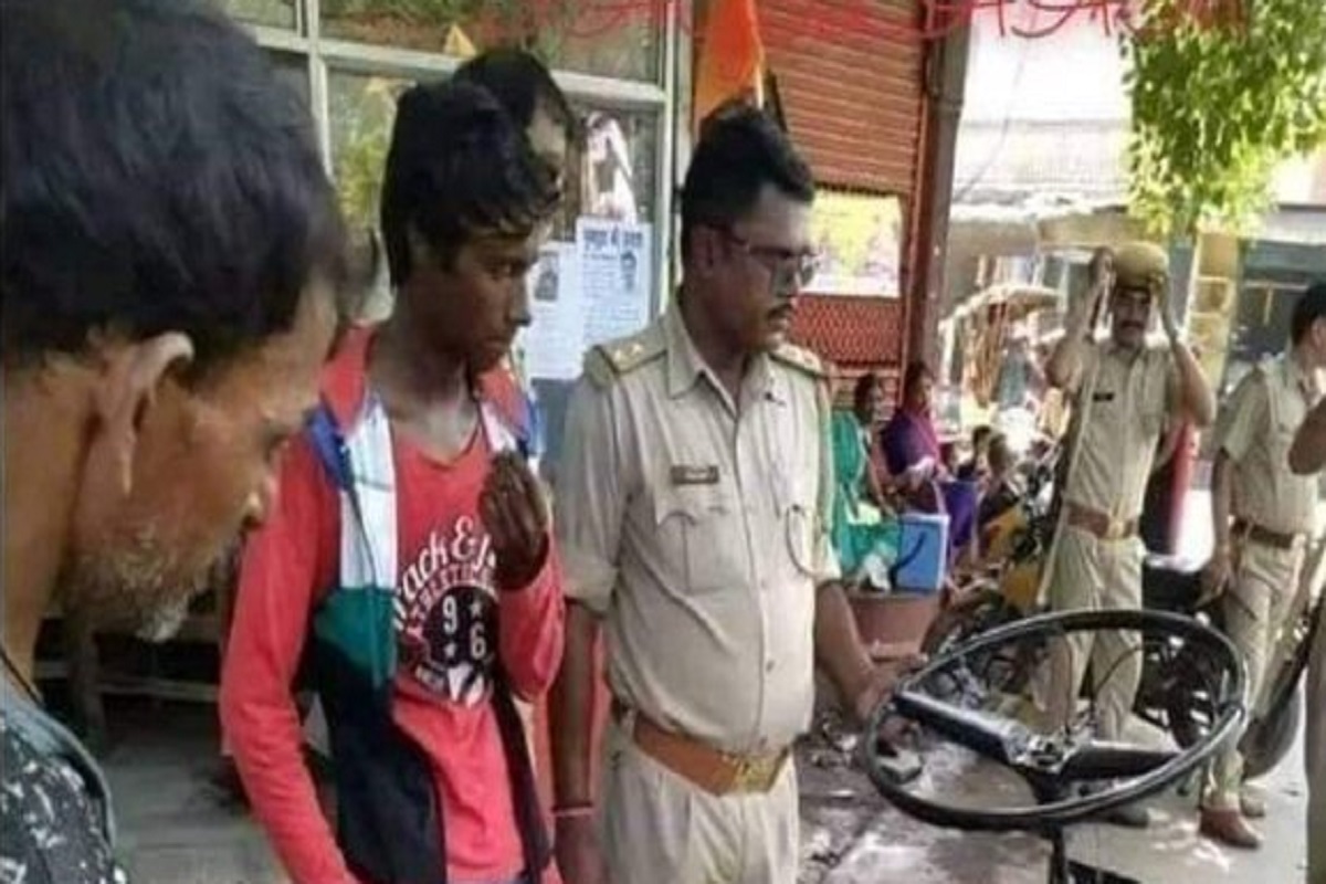 पकडलं खरं पण आता चलन कशाचं कापायचं? गाडी पाहून वाहतूक पोलिसांनाही पडला प्रश्न