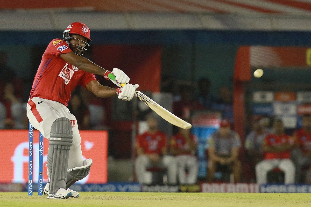 41 वर्षीय ख्रिस गेलनं (Chris Gayle) पुन्हा एकदा युनिव्हर्सल बॉस असल्याचे दाखवून दिले आहे. 41 वर्षांचा गेल युवा खेळाडूंना लाजवेल अशी कामगिरी करत आहे. 41 वर्षीय ख्रिस गेलनं (Chris Gayle) पुन्हा एकदा युनिव्हर्सल बॉस असल्याचे दाखवून दिले आहे. 41 वर्षांचा गेल युवा खेळाडूंना लाजवेल अशी कामगिरी करत आहे.
