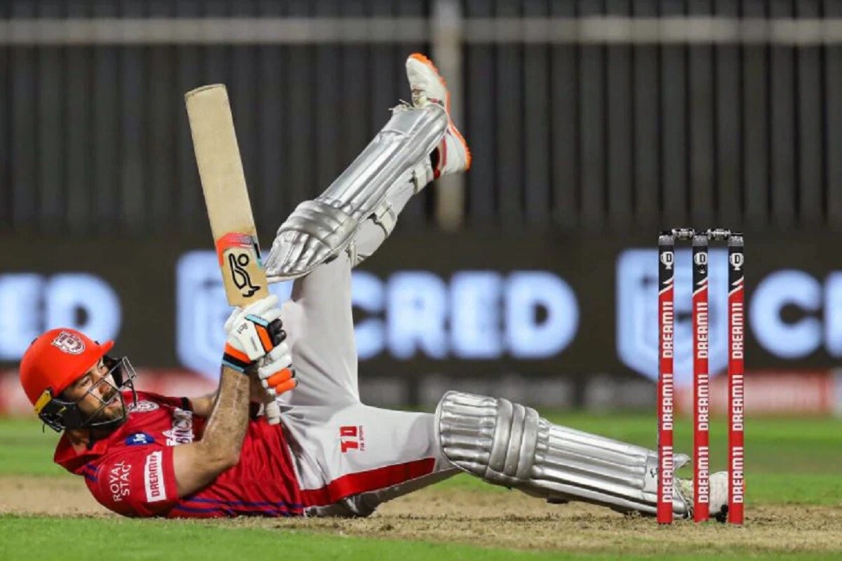 किंग्ज इलेव्हन पंजाबचा (KXIP) संघ सध्या चांगल्या फॉर्ममध्ये आहे. सलग चार सामने जिंकत पंजाबचा संघ प्ले ऑफ गाठण्याच्या तयारीत आहेत. मात्र असे असले तरी एक स्टार खेळाडू सध्या चांगल्या फॉर्ममध्ये नाही आहे. ग्लेन मॅक्सवेल या स्टार खेळाडूनं 11 सामन्यात केवळ 102 धावा केल्या आहेत. किंग्ज इलेव्हन पंजाबचा (KXIP) संघ सध्या चांगल्या फॉर्ममध्ये आहे. सलग चार सामने जिंकत पंजाबचा संघ प्ले ऑफ गाठण्याच्या तयारीत आहेत. मात्र असे असले तरी एक स्टार खेळाडू सध्या चांगल्या फॉर्ममध्ये नाही आहे. ग्लेन मॅक्सवेल या स्टार खेळाडूनं 11 सामन्यात केवळ 102 धावा केल्या आहेत.