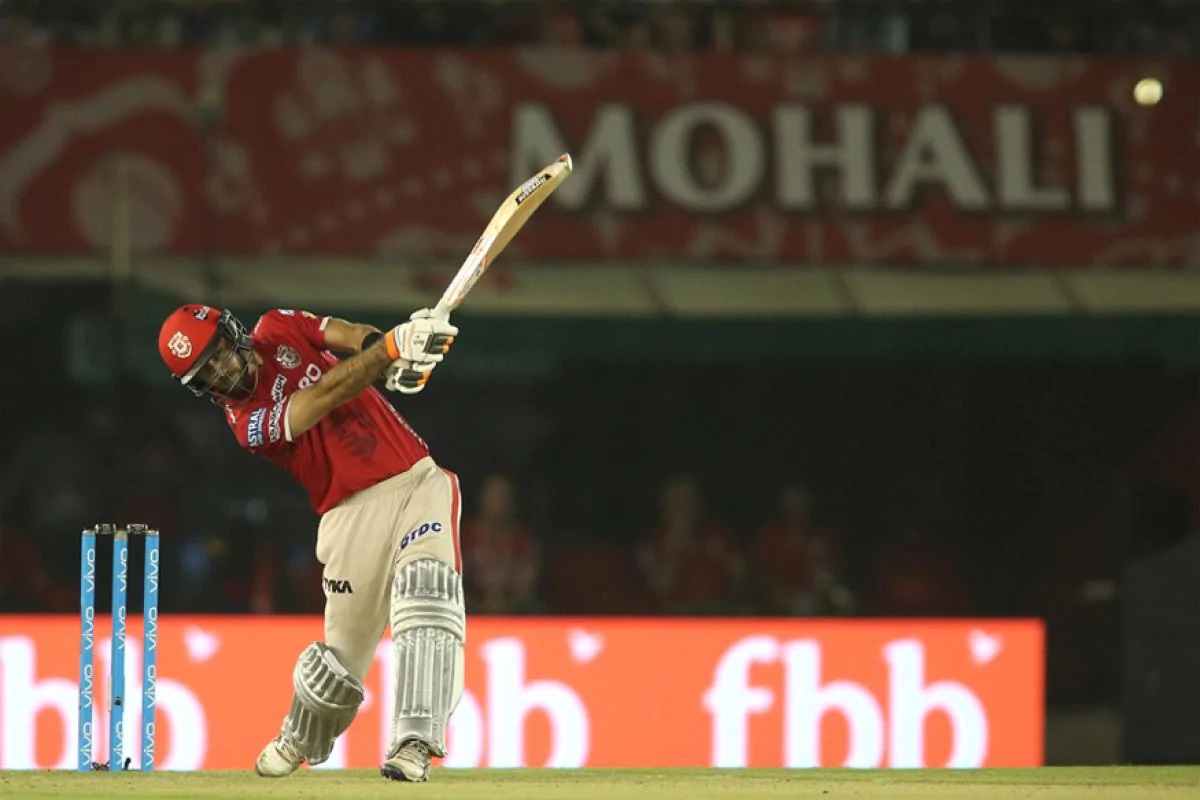 या हंगामात ग्लेन मॅक्सवेलची सर्वोत्तम खेळी 32 आहे. दिल्ली कॅपिटल्सविरुद्ध मॅक्सवेलनं 32 धावा केल्या होत्या.