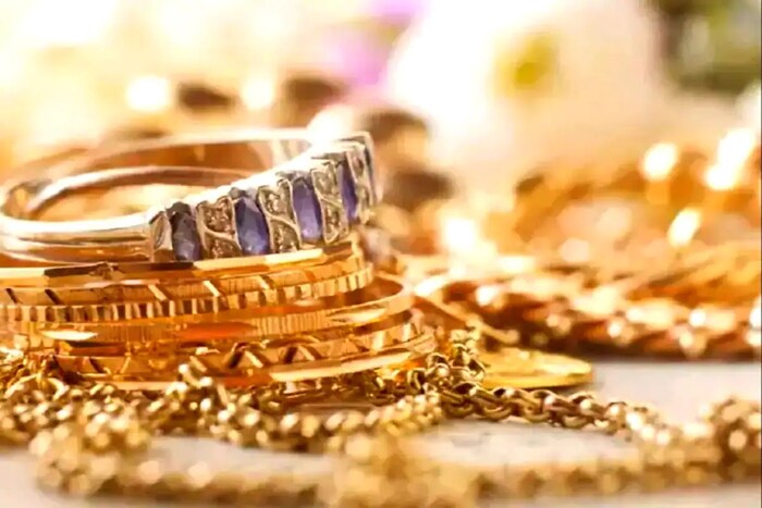 9. गोल्ड बाँडमध्ये गुंतवणुकीचा फायदा म्हणजे ते फिजिकल स्वरूपात नसल्यामुळे ते ठेवायचे कुठे असा प्रश्न उद्भवत नाही. डीमॅटमध्ये ठेवल्याने जीएसटी देखील द्यावा लागत नाही. 