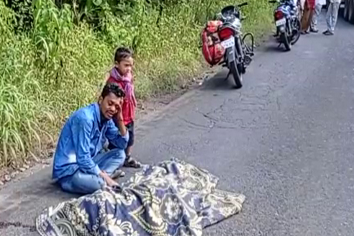 बाप आणि 4 वर्षांच्या मुलाचा महामार्गावर आक्रोश, मनसुन्न करणारा VIDEO