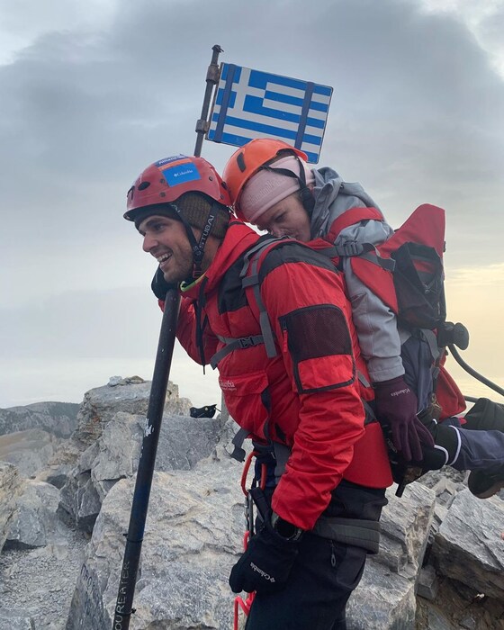 मीडिया रिपोर्टनुसार, 5 ऑक्टोबर सकाळी 9 वाजून 02 मिनिटांनी दोघंही Mount Olympus चं सर्वात उंच शिखर Mount Mytikas वर पोहोचले. 2,918 मीटर उंचीवरील शिखर त्यांनी फक्त दहा तासांत सर केल्याचं सांगतिलं जातं आहे.(फोटो सौजन्य - marios_giannakou/इन्स्टाग्राम)