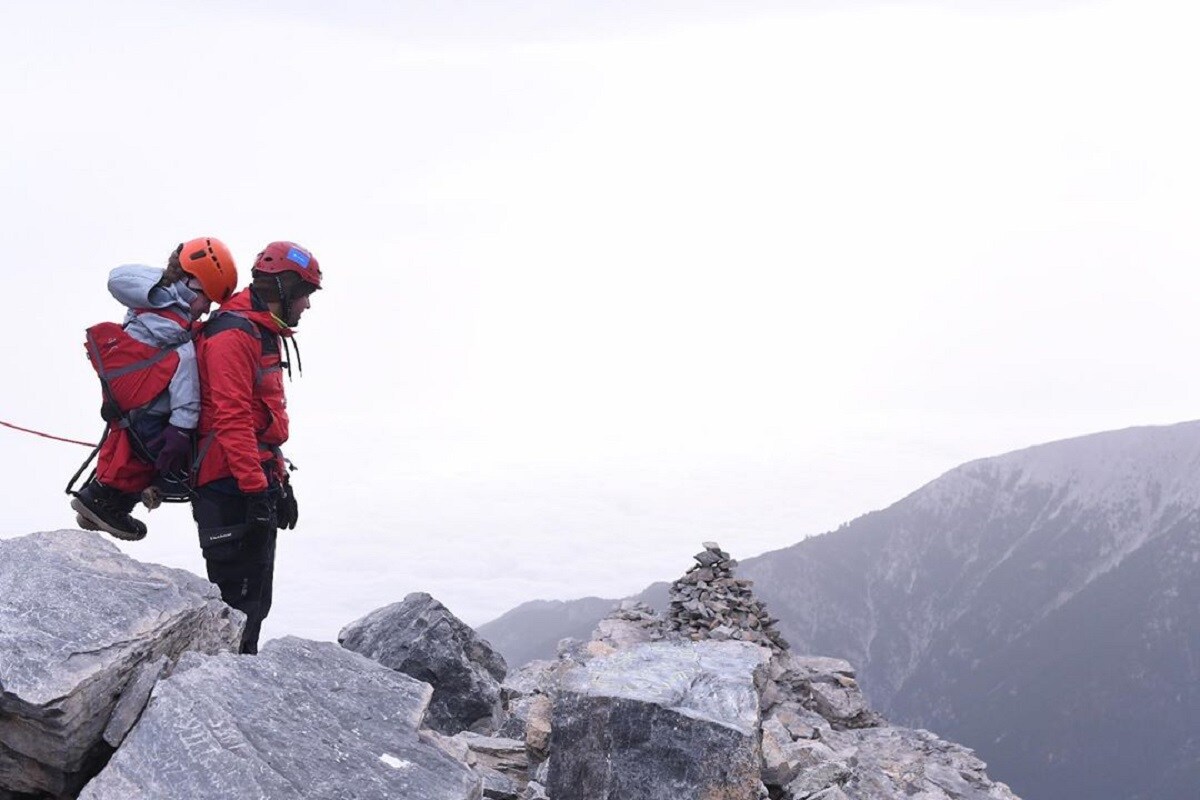 आपल्या आयुष्यात आपली सर्वात पहिली गुरू आई. जी आपल्याला हाताचं बोट धरून चालायला शिकवते. त्यानंतर दुसरा गुरू म्हणजे शिक्षक जो आपल्याला आयुष्यात योग्य मार्ग दाखवून यशाच्या शिखरापर्यंत नेण्यासाठी प्रयत्न करतो. असाच एक शिक्षक ज्याने खऱ्या अर्थाने आपल्या विद्यार्थ्याला शिखरापर्यंत पोहोचवलं आहे.(फोटो सौजन्य - marios_giannakou/इन्स्टाग्राम) आपल्या आयुष्यात आपली सर्वात पहिली गुरू आई. जी आपल्याला हाताचं बोट धरून चालायला शिकवते. त्यानंतर दुसरा गुरू म्हणजे शिक्षक जो आपल्याला आयुष्यात योग्य मार्ग दाखवून यशाच्या शिखरापर्यंत नेण्यासाठी प्रयत्न करतो. असाच एक शिक्षक ज्याने खऱ्या अर्थाने आपल्या विद्यार्थ्याला शिखरापर्यंत पोहोचवलं आहे.(फोटो सौजन्य - marios_giannakou/इन्स्टाग्राम)