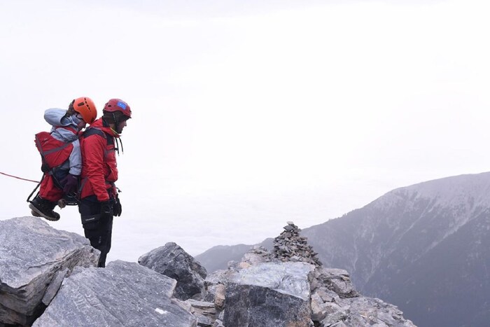 आपल्या आयुष्यात आपली सर्वात पहिली गुरू आई. जी आपल्याला हाताचं बोट धरून चालायला शिकवते. त्यानंतर दुसरा गुरू म्हणजे शिक्षक जो आपल्याला आयुष्यात योग्य मार्ग दाखवून यशाच्या शिखरापर्यंत नेण्यासाठी प्रयत्न करतो. असाच एक शिक्षक ज्याने खऱ्या अर्थाने आपल्या विद्यार्थ्याला शिखरापर्यंत पोहोचवलं आहे.(फोटो सौजन्य - marios_giannakou/इन्स्टाग्राम)