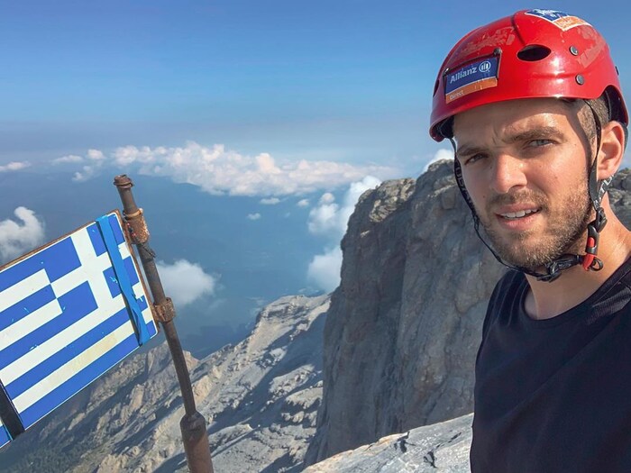 मॅरोस याआधी 50 वेळा Mount Olympus चढले होते. मात्र आपल्या विद्यार्थिनीसाठी त्यांनी 51 व्या वेळीदेखील हे आव्हान स्वीकारलं. या शिक्षकाचं सोशल मीडियावर कौतुक केलं जातं आहे. (फोटो सौजन्य - marios_giannakou/इन्स्टाग्राम)