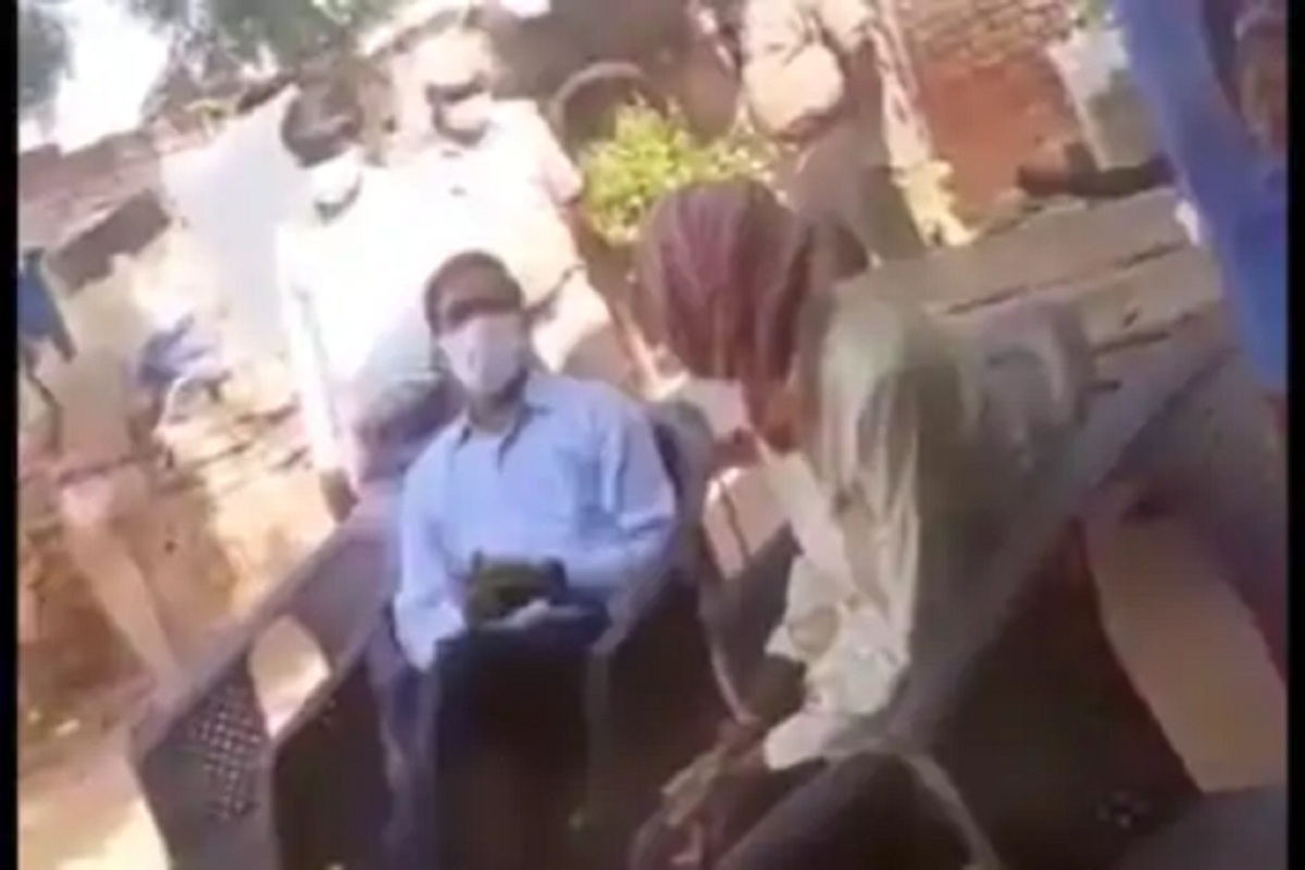 हाथरस: जबाब बदलण्यासाठी जिल्हाधिकाऱ्यांचा कुटुंबीयांवर दबाव, खळबळजनक VIDEO Viral