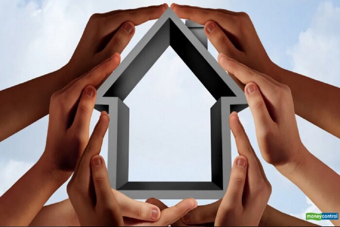 टाटा रिअल्टी अँड इन्फ्रास्ट्रक्चरचे एमडी आणि सीईओ संजय दत्त यांच्या मते कोरोना काळात रिअल इस्टेट क्षेत्र मोठ्या प्रमाणात प्रभावित झाले आहे. मात्र आता सुधारणांचे काही संकेत दिसत आहेत. या क्षेत्राला दिलासा देण्यासाठी सरकार आणि RBI ने काही महत्त्वाची पावलं उचलली आहेत. आता खाजगी क्षेत्रांनी घर खरेदीदारांची मदत करणे गरजेचे आहे. 