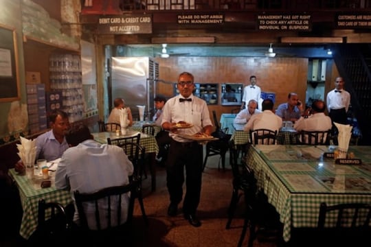 राज्यात आता रेस्टॉरंट्स आणि बार जास्त वेळ सुरू राहणार, ग्राहकांना दिलासा!